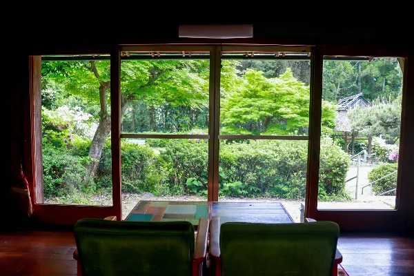 縁側の窓いっぱいに広がる里山の緑
