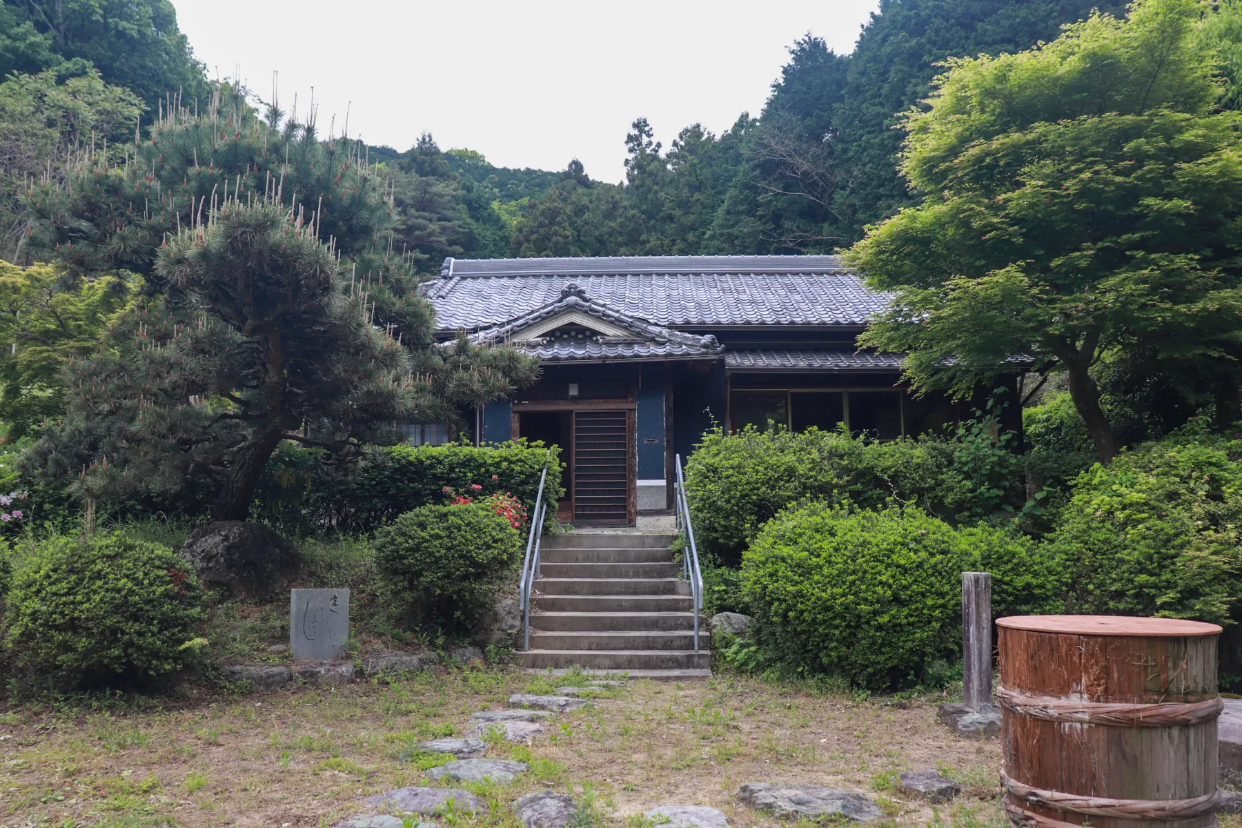 里山の緑に囲まれた古民家、御所の宿たゆむ